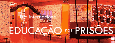 «Dia Internacional da Educação nas Prisões» a branco e 3 barras negras finas ao alto (2 algo inclinadas) sobrepostas a foto avermelhada de paredes com painéis desenhados e frases e uma ponte em arco entre duas paredes